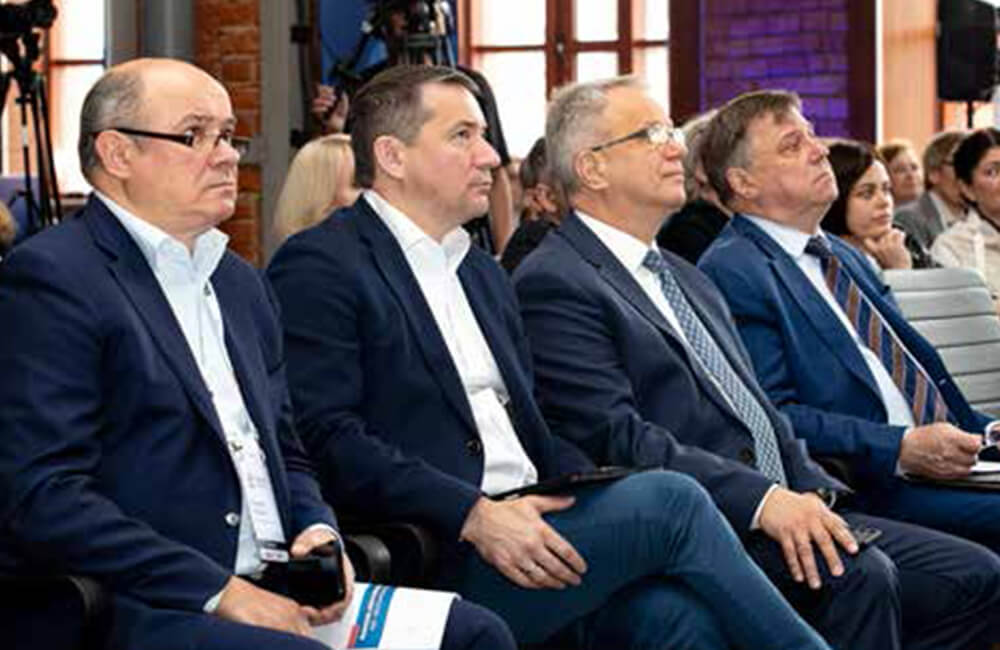 Валерий КАТЬКАЛО, директор Высшей школы бизнеса НИУ ВШЭ, Сергей САРАТОВ, начальник Департамента управления персоналом ОАО «РЖД», Павел БУРЦЕВ, начальник Свердловской железной дороги, и Дмитрий ШАХАНОВ, заместитель генерального директора ОАО «РЖД»