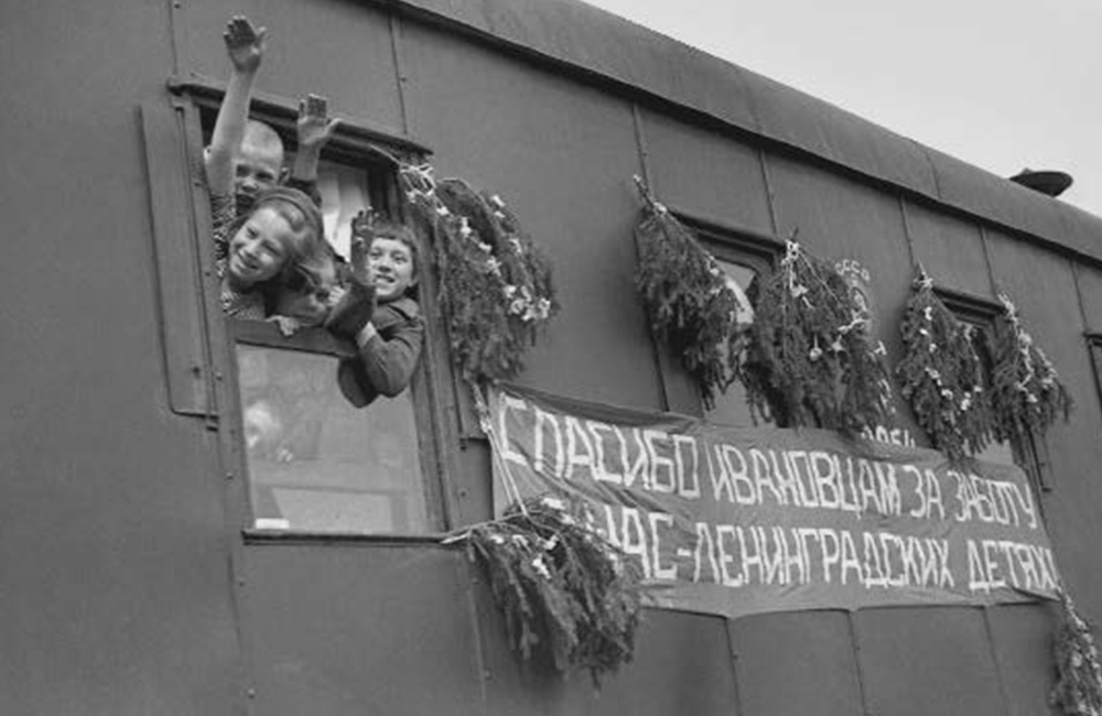 Железная дорога спасла от плена и смерти огромное количество людей: из 18 млн эвакуированных в годы войны было много детей Железная дорога спасла от плена и смерти огромное количество людей: из 18 млн эвакуированных в годы войны было много детей